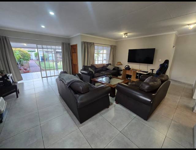 2 BEDROOM TOWNHOUSE TO LET IN THREE RIVERS PROPER